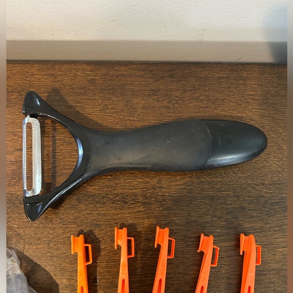 Pampered Chef 5 #1260 Orange Peelers #1072 Serrated Peeler #2339 Mini Spoon Tong - Picture 3 of 7